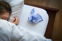 Let op bij gebruik balsem voor verkouden kind, waarschuwt Lareb