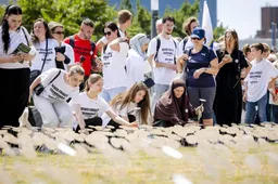 Honderden mensen herdenken in Den Haag massamoord Srebrenica
