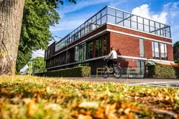 Burgemeester Alblasserdam bezoekt school neergestoken leraar