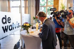 Buurtbewoners met elkaar in gesprek over schietpartij Gouda