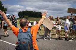 Intocht Vierdaagselopers komt op gang, paar duizend over finish