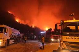 TRT: 17 doden en tienduizenden geëvacueerden door branden Turkije