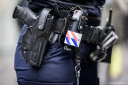 Man rijdt met auto in op gemeentehuis Hoogeveen
