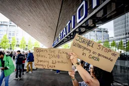 Honderden mensen voeren actie voor Gaza op treinstations