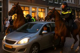 Den Bosch: Automobilist rijdt opzettelijk politiepaarden aan – ophef om bizarre beelden