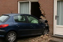 Vader laat dochter (11) rijden: auto ramt huis binnen met baby aan boord