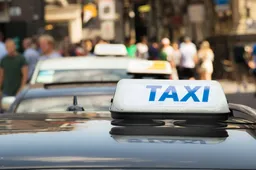 Beschoten taxi crasht op A13: slachtoffer ontsnapt op het nippertje aan de dood