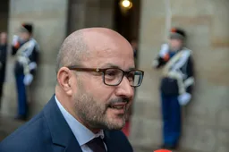 Ahmed Marcouch noemt asielwet 'symboolpolitiek', maar voert zelf het theater op