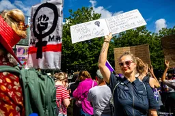 Honderden lopen mars tegen femicide in Rotterdam