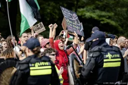 Honderden mensen demonstreren bij Tweede Kamer tijdens Gaza-debat