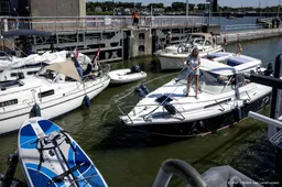 Dag voor SAIL is het puzzelen in de Amsterdamse Oranjesluizen