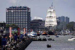 Clipper Stad Amsterdam met saluutschoten verwelkomd in Amsterdam