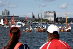 Tweede SAIL-dag drukbezocht, ook erg druk op het water