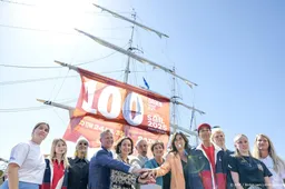 SAIL Amsterdam krijgt van burgemeester Halsema Jubileumpenning