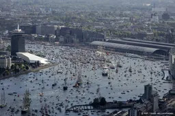 Tientallen roeiploegen brengen groet aan de Tall Ships van SAIL