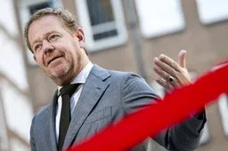 Van Weel wil alsnog niet zelf asiel verlenen in schrijnende zaken