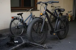 Minderjarige asielzoekers steken fatbike in brand bij opvang Baarn – dertig mensen in gevaar