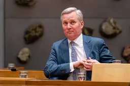 VVD’er Van der Burg ontmaskerd: scheldt NSC’ers uit voor “teringlijers” en noemt Ouwehand “kutwijf”