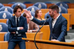 Denk implodeert: interne oorlog escaleert, partij op rand van afgrond