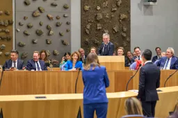 ACHTERKAMERTJES-OVERLEG: Kartel 'buffelt' door aan horrorscenario! Meerderheidskabinet van de baan, democratie buitenspel