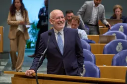 Timmermans ontmaskerd: duizenden nep-Vietnamezen liken zijn posts