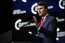 Shock in Amerika: Conservatief activist Charlie Kirk (31) neergeschoten