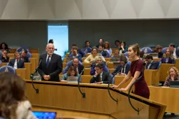 FVD-leider Lidewij de Vos fileert Timmermans en Bikker: “Loze beloftes over terugsturen asielzoekers”