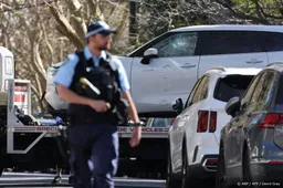 Auto rijdt Russisch consulaat in Sydney in