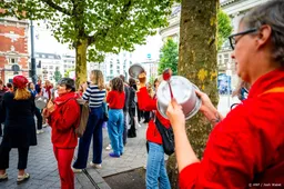 Luchtalarm verlengd met lawaaiorkest tegen Israëlbeleid kabinet 