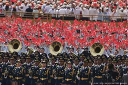 Militaire parade Beijing: vredesduiven en ultramoderne wapens