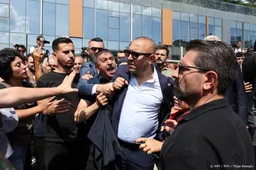Turkse oppositieleden blokkeren politie bij ingang kantoor 