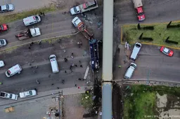 Doden en tientallen gewonden door botsing trein en bus in Mexico