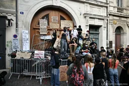 Franse politie ziet circa 80 bewegingen achter 'Bloquons tout'