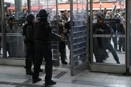Binnendringen demonstranten in Parijse Gare du Nord voorkomen