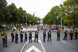 Politie arresteert klimaatactivisten die A12 blokkeren