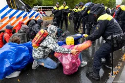 Honderden actievoerders Extinction Rebellion aangehouden op A12
