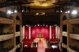 Politici en gasten komen aan bij Schouwburg voor troonrede