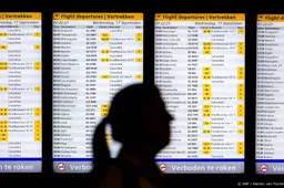 Tientallen grondmedewerkers KLM leggen werk neer op Schiphol