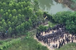 Thaise politie clasht met Cambodjaanse demonstranten in grensdorp