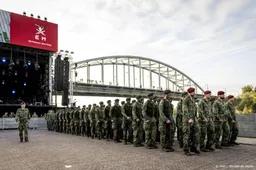 Nieuwe plaquette voor John Frost onthuld op Arnhemse brug