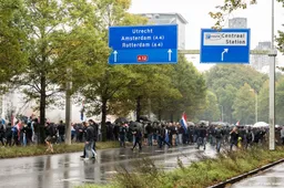 Betogers Malieveld voor strenger asielbeleid blokkeren A12 