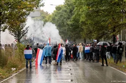 Betogers vanaf Malieveld gooien ruiten in bij partijkantoor D66