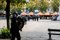 Politie grijpt in op Plein Den Haag en verwijdert demonstranten