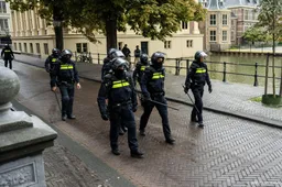Ook monumentale Binnenhof beschadigd door rellen in Den Haag