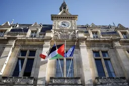 Franse gemeentehuizen hangen toch Palestijnse vlag halfstok