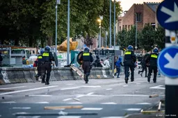 Stenen en vuurwerk gegooid naar demonstranten tegen azc