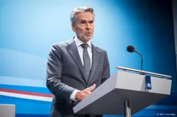 Bewaar rust, zegt Schoof, geweld rond azc-protest 'onacceptabel'