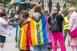 Enkele duizenden mensen lopen Pride March in Rotterdam