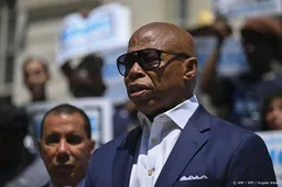 Burgemeester Adams van New York beëindigt herverkiezingscampagne