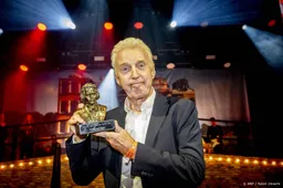 André van Duin neemt oeuvreprijs in ontvangst bij Buma NL Awards
